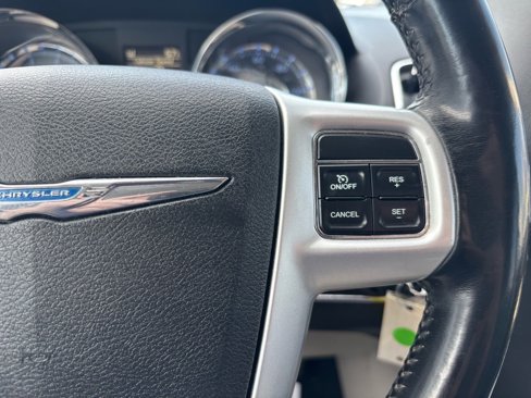 Used 2016 Chrysler Town & Country Touring image 30