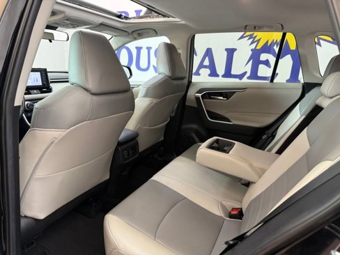 Used 2019 Toyota RAV4 XLE Premium image 11