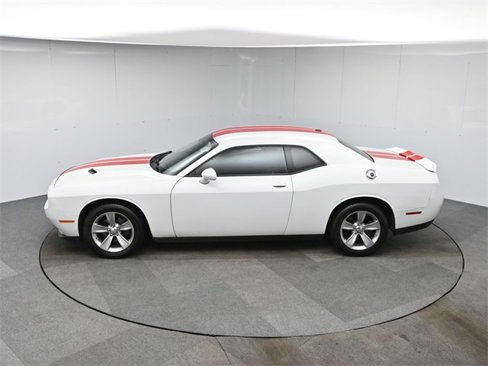 Used 2015 Dodge Challenger SXT image 37