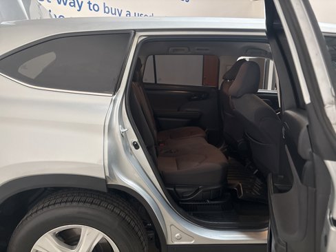 Used 2021 Toyota Highlander LE image 19