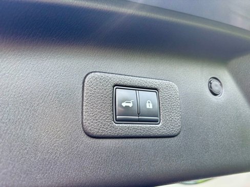 Used 2021 Nissan Armada SL w/ Captain's Chairs Package image 18