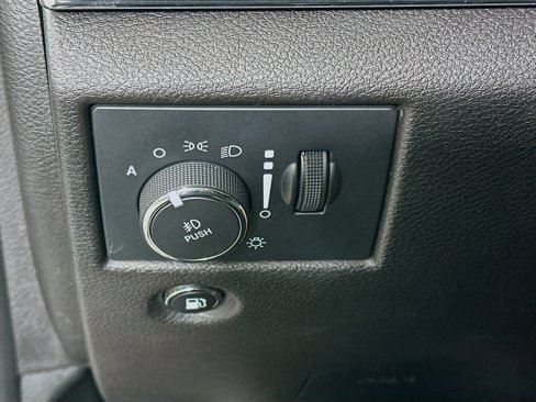 Used 2018 Jeep Grand Cherokee Limited image 17