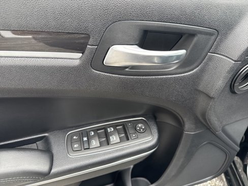 Used 2015 Chrysler 300 Limited image 17