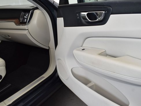 Used 2022 Volvo XC60 B5 Momentum w/ Climate Package image 23
