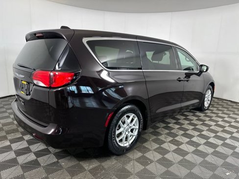 Used 2017 Chrysler Pacifica Touring image 3