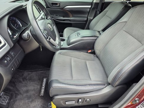 Used 2017 Toyota Highlander LE image 14