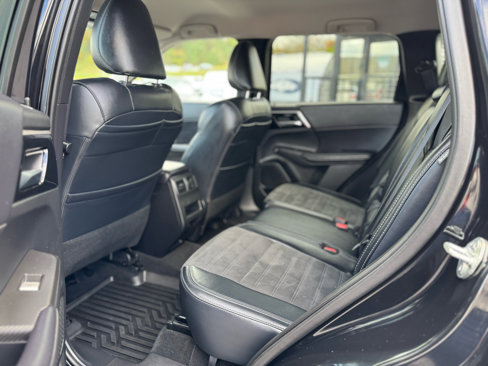 Used 2024 Mitsubishi Outlander AWD image 20