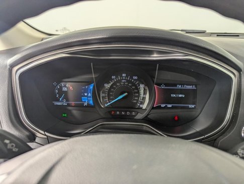 Used 2017 Ford Fusion SE w/ Fusion SE Technology Package image 10