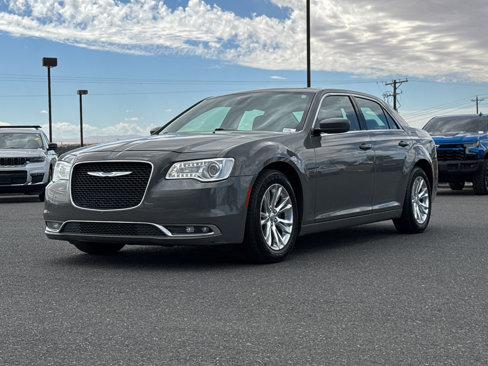 Used 2018 Chrysler 300 Touring L image 2