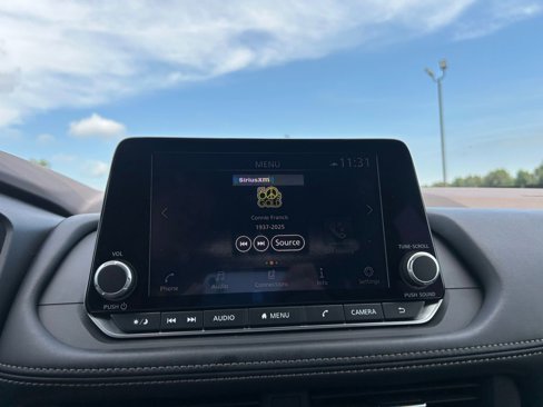 Used 2023 Nissan Rogue SV image 4