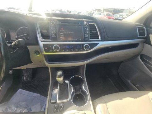 Used 2018 Toyota Highlander XLE image 11