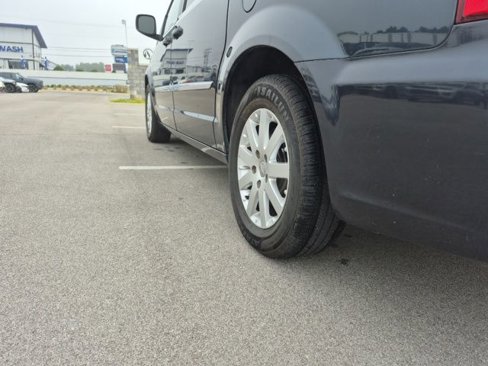 Used 2013 Chrysler Town & Country Touring image 31