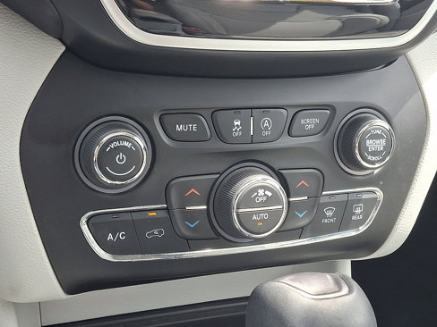 Certified 2019 Jeep Cherokee Limited image 17
