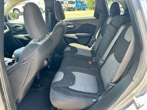 Used 2018 Jeep Cherokee Latitude w/ Altitude Package image 10