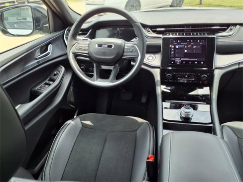 New 2025 Jeep Grand Cherokee L Altitude image 4