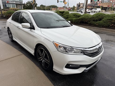 Used 2017 Honda Accord Sport image 9