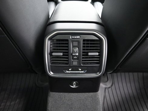 Used 2025 Porsche Macan image 8