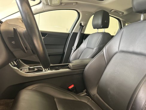 Used 2018 Jaguar XF Premium image 5