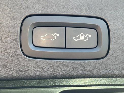 Used 2020 Volvo V60 T5 Momentum image 13