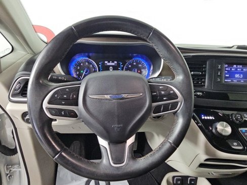 Certified 2017 Chrysler Pacifica Touring-L image 14