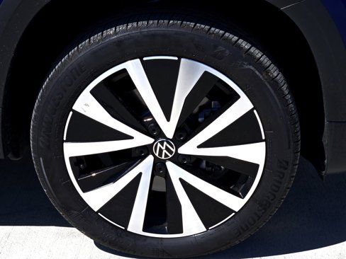 New 2024 Volkswagen Taos SE image 7