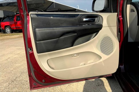 Used 2017 Dodge Grand Caravan SXT image 19