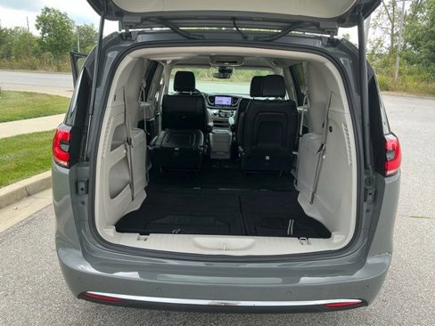 Used 2022 Chrysler Pacifica Touring-L image 29