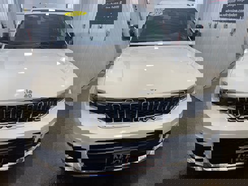 Used 2023 Jeep Grand Cherokee L Laredo image 3