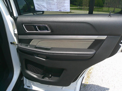 Used 2017 Ford Explorer XLT w/ XLT Appearance Package image 20