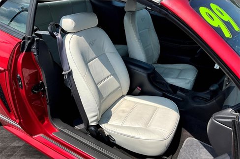 Used 1999 Ford Mustang Convertible image 4