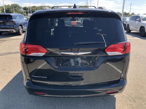 Used 2017 Chrysler Pacifica Touring image 4