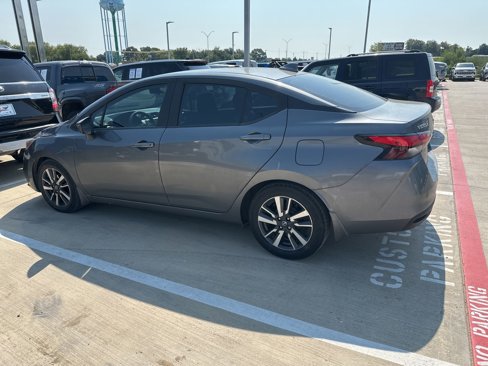 Used 2021 Nissan Versa SV image 4