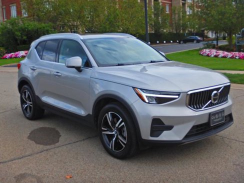 Used 2024 Volvo XC40 B5 Core image 3