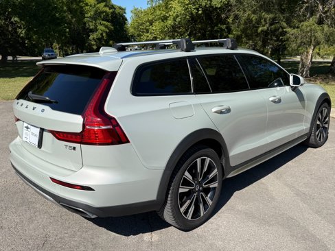 Used 2020 Volvo V60 T5 Cross Country image 3