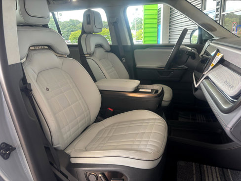 Used 2025 Rivian R1S Premium image 25