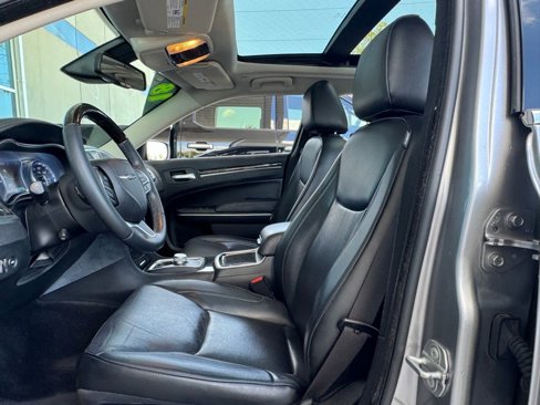 Used 2018 Chrysler 300 Limited w/ Safetytec Plus Group image 15