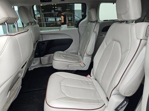 Used 2020 Chrysler Pacifica Limited image 17