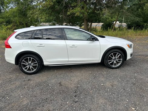 Used 2016 Volvo V60 T5 Cross Country image 3
