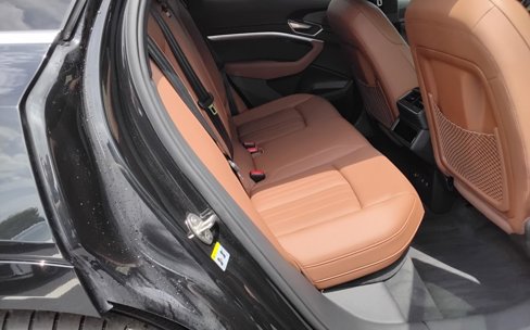 Used 2022 Audi e-tron Premium Plus w/ Premium Plus Package image 25