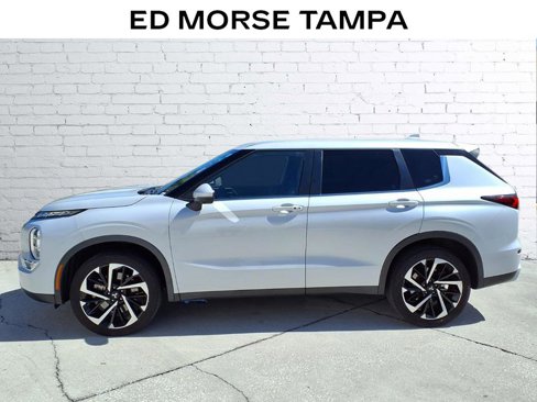 Used 2022 Mitsubishi Outlander SE image 2