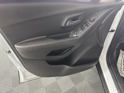 Used 2020 Chevrolet Trax LT w/ LT Convenience Package image 12