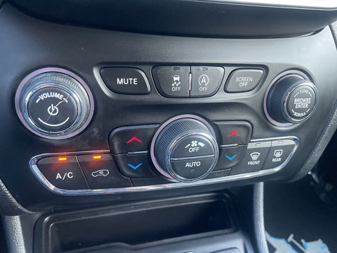 Used 2019 Jeep Cherokee Limited image 62