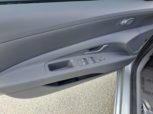 Used 2023 Hyundai Elantra SEL image 11