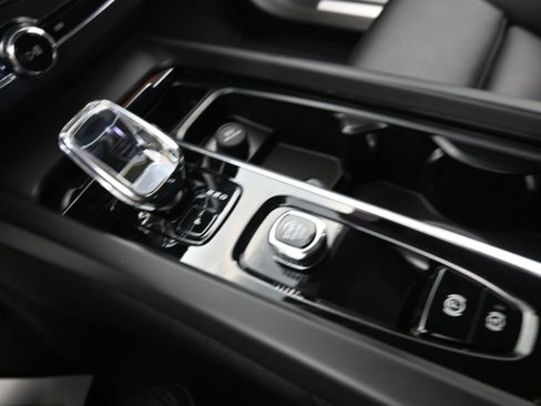 Certified 2023 Volvo XC60 B5 Ultimate w/ Protection Package Premier image 24