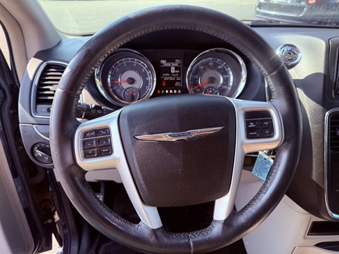Used 2015 Chrysler Town & Country Touring image 25