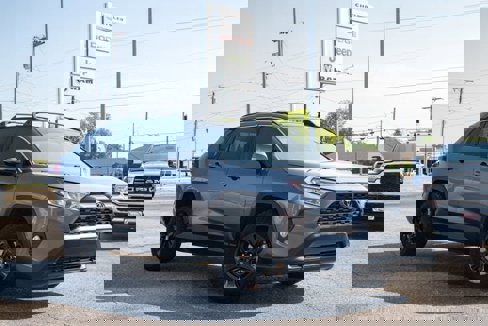 Used 2021 Toyota RAV4 XLE image 7