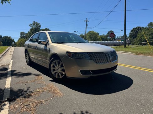 Used 2010 Lincoln MKZ image 1