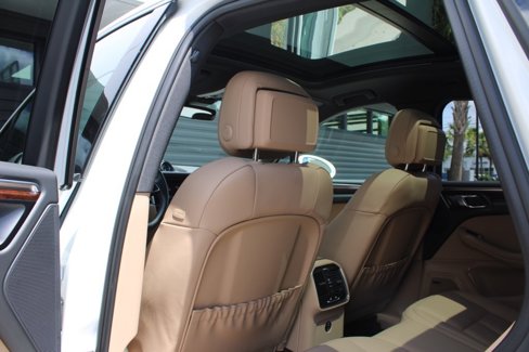 Certified 2024 Porsche Macan image 31