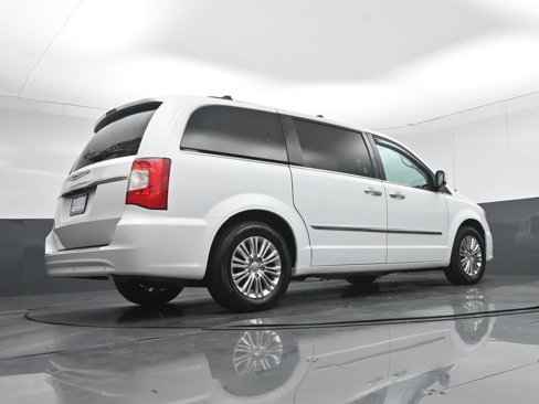 Used 2015 Chrysler Town & Country Touring-L w/ Driver Convenience Group image 72