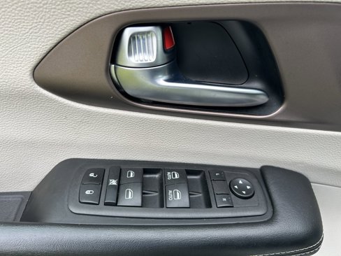 Used 2023 Chrysler Voyager LX image 13
